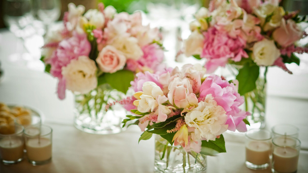 Beautiful floral centerpieces in corals, pinks and ivory. 2024 Floral Design Trends - Prim + Poppy Nashville Florist